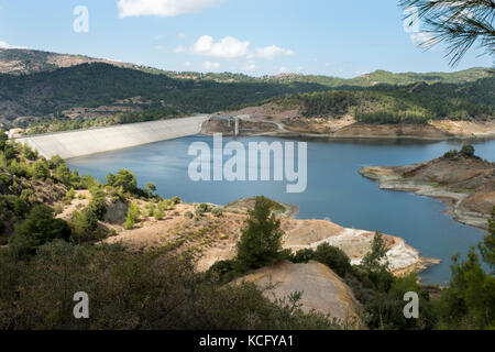 La diga Kannaviou, la quarta più grande diga di Cipro e il terzo più grande diga nel distretto di Paphos con una capacità di 17,2 milioni di metri cubici. Foto Stock