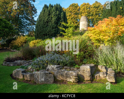 Piante erbacee confine a Bebra giardini con una torre di castello dietro a Knaresborough North Yorkshire, Inghilterra Foto Stock