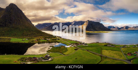 Strada panoramica lungo la costa e le montagne su isole Lofoten Foto Stock
