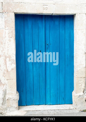 Un dipinto recentemente di persiane alle finestre e porta in Agios Dimitrianos village, regione di Paphos, Cipro del Sud. Foto Stock