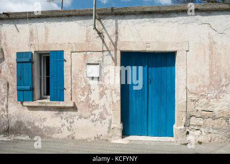 Un dipinto recentemente di persiane alle finestre e porta in Agios Dimitrianos village, regione di Paphos, Cipro del Sud. Foto Stock