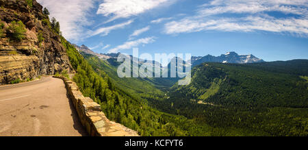 Andando al sole strada con vista panoramica del Glacier National pa Foto Stock