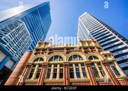 Australia, Nuovo Galles del Sud di Sydney, il venerabile Shelbourne Hotel affiancato da un Market Street Landmark Tower e Darling Park Tower Foto Stock