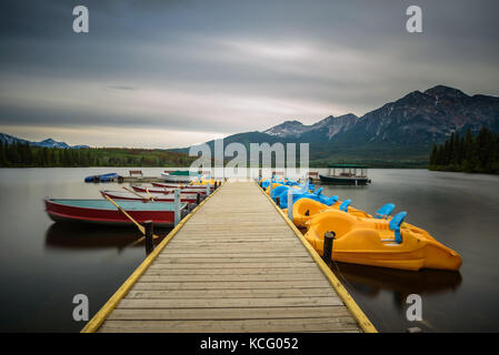 Barche su un pontile sul lago piramide nel parco nazionale di Jasper, Canada Foto Stock