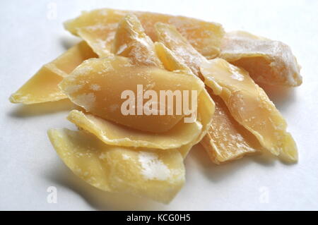 Un close-up di fioritura naturale cera d'api rasatura. ingrediente naturale per prodotti cosmetici e prodotti di bellezza come creme, labbro balsami, pomate e make-up. Foto Stock