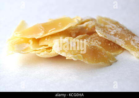 Un close-up di fioritura naturale cera d'api rasatura. ingrediente naturale per prodotti cosmetici e prodotti di bellezza come creme, labbro balsami, pomate e make-up. Foto Stock