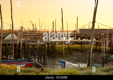 Barche da pesca in carrasqueira antico porto di pescatori in comporta, Alentejo in Portogallo. Foto Stock