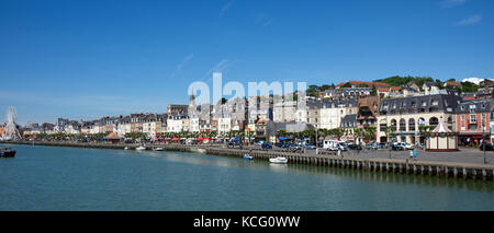 Vista panoramica riverfront edifici Trouville Normandia Francia Foto Stock