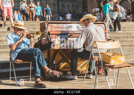 Barcellona, Spagna - 20 Giugno 2017 : il pianista e tromba giocatore gioca per i turisti di fronte alla Cattedrale metropolitana Basilica di Barcellona Foto Stock