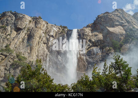 La bellissima Bridal Veil Falls a Yosemite National Park, California, Stati Uniti Foto Stock