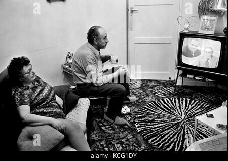 Guardare TV 1970s UK. Interno dell'appartamento, famiglia a casa guardando il programma televisivo della BBC. Peter Woods è il presentatore London England 1972. HOMER SYKES Foto Stock