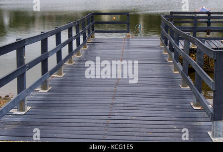 Pontone galleggiante sul lago millpool, looe, Cornwall. Foto Stock