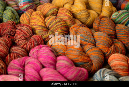 Set di coloratissimi filati di lana palle. matasse vengono fissati in una pila. Foto Stock