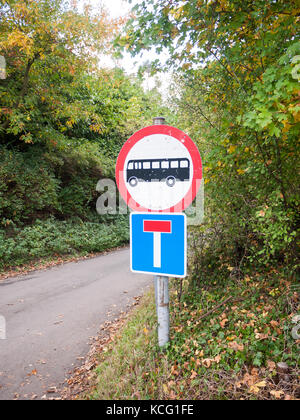 Cartello stradale rossa e cerchio bianco con il bus silhouette e dead end segno; essex; Inghilterra; Regno Unito Foto Stock