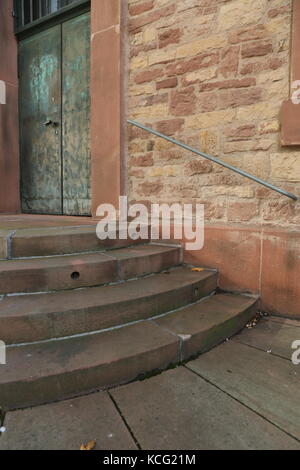 Treppe zu einer Metalltüre - Scala una porta di metallo Foto Stock