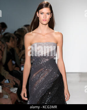 NEW YORK, NY - 06 settembre 2017: Una modella cammina in passerella alla sfilata Primavera Estate 2018 di Pamella Roland durante la New York Fashion Week Foto Stock