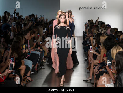 NEW YORK, NY - 06 settembre 2017: Le modelle sfilano alla sfilata Primavera Estate 2018 di Pamella Roland durante la New York Fashion Week Foto Stock