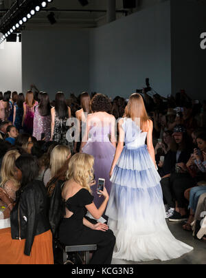 NEW YORK, NY - 06 settembre 2017: Le modelle sfilano alla sfilata Primavera Estate 2018 di Pamella Roland durante la New York Fashion Week Foto Stock