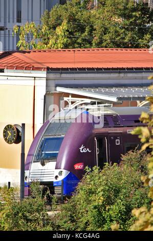 Treno regionale SNCF, Alstom, che entra in una stazione ferroviaria. Grenoble, Isère, Auvergne Rodano Alpi. Grenoble, FRANCIA - 10/04/2017 treno regionale ter de Foto Stock