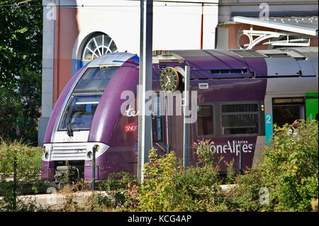 Treno regionale SNCF, Alstom, che entra in una stazione ferroviaria. Grenoble, Isère, Auvergne Rodano Alpi. Grenoble, FRANCIA - 10/04/2017 treno regionale ter de Foto Stock