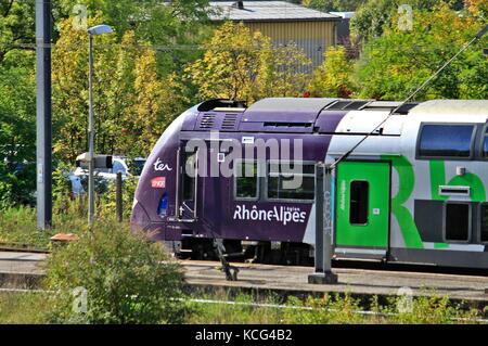 Treno regionale SNCF, Alstom, che entra in una stazione ferroviaria. Grenoble, Isère, Auvergne Rodano Alpi. Grenoble, FRANCIA - 10/04/2017 treno regionale ter de Foto Stock