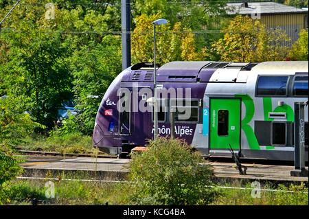 Treno regionale SNCF, Alstom, che entra in una stazione ferroviaria. Grenoble, Isère, Auvergne Rodano Alpi. Grenoble, FRANCIA - 10/04/2017 treno regionale ter de Foto Stock