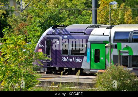 Treno regionale SNCF, Alstom, che entra in una stazione ferroviaria. Grenoble, Isère, Auvergne Rodano Alpi. Grenoble, FRANCIA - 10/04/2017 treno regionale ter de Foto Stock