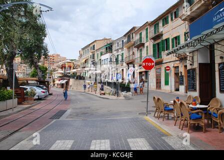 I binari del tram lungo la strada lungomare a Port de Soller sull'isola spagnola di Maiorca il 6 settembre 2017. Foto Stock