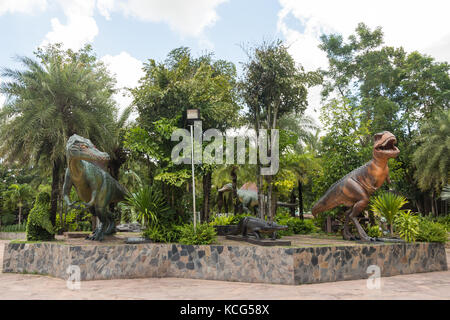 Statua di dinosauri alla parte esterna di sirindhorn museum , kalasin , della Thailandia . Foto Stock