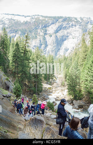 Il parco nazionale di Yosemite, apr 15: persone escursionismo fino alla felice isles trail il Apr 15, 2017 presso il famoso parco nazionale di Yosemite, califronia, Stati Uniti Foto Stock