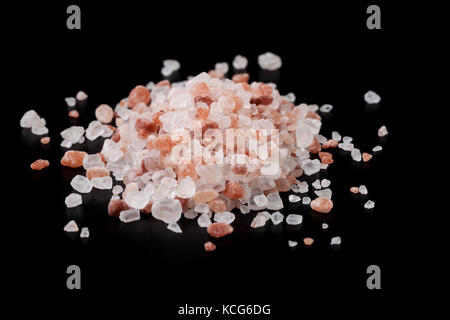 Cristalli di sale rosa dell'Himalaya su sfondo nero Foto Stock