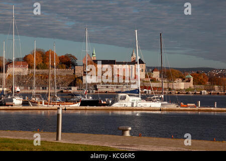 La fortezza medievale di Akershus (o castello) a oslo, Norvegia, accanto alla baia chiamata pipervika Foto Stock