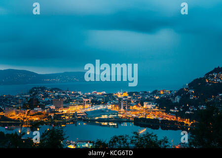 Bergen, Norvegia. Vista aerea della città di Bergen e del porto dalla cima della montagna in Blue Hour. Città in estate sera o illuminazione notturna. Foto Stock