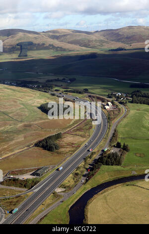 Vista aerea dell'A74(M) Autostrada guardando a Nord con il fiume Clyde in primo piano, Elvanfoot, vicino a Biggar, Scozia Foto Stock
