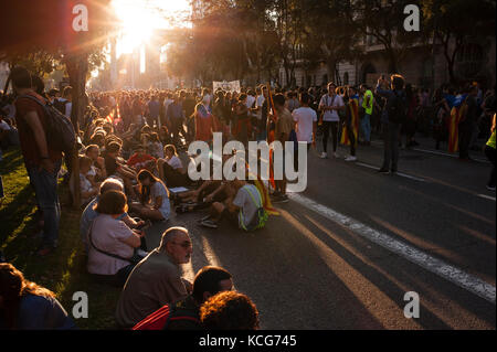 Martedì 3 ottobre 2017. Barcellona, Catalogna. Referendum catalano. La gente si è riunita a Barcellona. Gente nelle strade adiacenti del raduno principale. Foto Stock