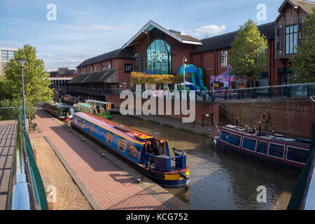 Barche sui canali ormeggiate sul canale Oxford presso il centro commerciale Castle Quay, Banbury Oxfordshire Inghilterra Foto Stock