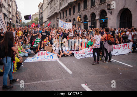 Martedì 3 ottobre 2017. Barcellona, Catalogna. Referendum catalano. La gente si è riunita a Barcellona. Gli studenti protestano in via Laietana. Come reazione Foto Stock