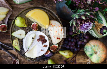 I vari formaggi e frutta fresca sullo sfondo di legno Foto Stock