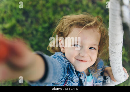 Felice bambina cherry picking in giardino Foto Stock