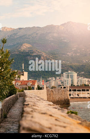 Passeggiata lungo la cittadella vecchia parete in Budva, Montenegro. Foto Stock