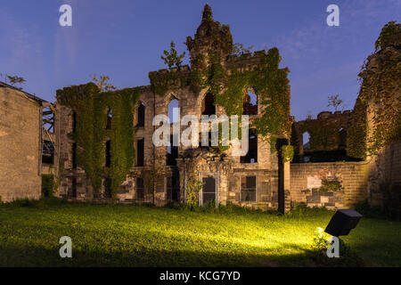 Abbandonato il vaiolo ospedale rovine sulla isola di Roosevelt accesa al crepuscolo. La città di New York Foto Stock