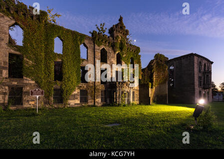 Abbandonato il vaiolo ospedale rovine sulla isola di Roosevelt accesa al crepuscolo. La città di New York Foto Stock