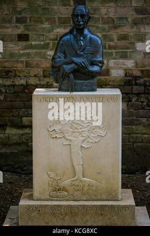 Lord Robert Baden-powell om memorial sculpture a Brownsea Island, Poole, Dorset, Regno Unito Foto Stock