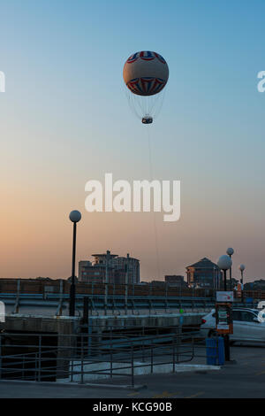 Bournemouth palloncino volato per oltre quindici anni ma a causa di danni nel 2016 essa ha cessato di volare nuovamente. immagine presa al tramonto da una storia più parcheggio auto. Foto Stock