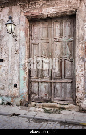 Vintage vecchia porta di legno nella città vecchia - avana ,cuba Foto Stock