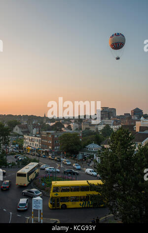 Bournemouth palloncino volato per oltre quindici anni ma a causa di danni nel 2016 essa ha cessato di volare nuovamente. immagine presa al tramonto da una storia più parcheggio auto. Foto Stock