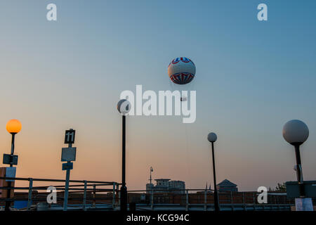 Bournemouth palloncino volato per oltre quindici anni ma a causa di danni nel 2016 essa ha cessato di volare nuovamente. immagine presa al tramonto da una storia più parcheggio auto. Foto Stock