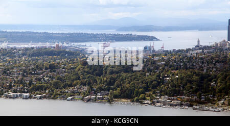 Vista aerea del sud della Seattle da oltre il Lago Washington verso Campo CenturyLink Foto Stock