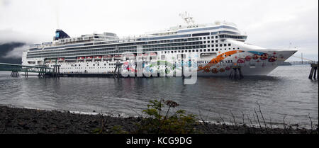 Norvegese perla in nave da crociera al dock Icy Strait Point in Alaska, STATI UNITI D'AMERICA Foto Stock