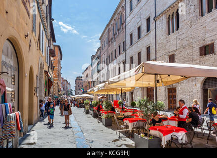 Caffetterie e ristoranti sul Corso Pietro Vannucci nel centro storico di Perugia, Umbria, Italia Foto Stock